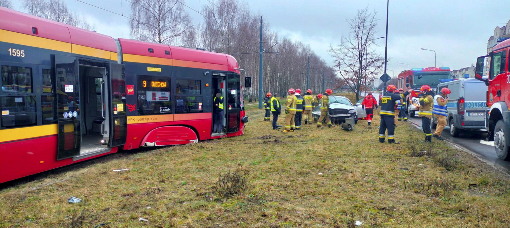 Koszmarny wypadek w Łodzi. Tramwaj i osobówka zderzyły się na Hetmańskiej [ZDJĘCIA].