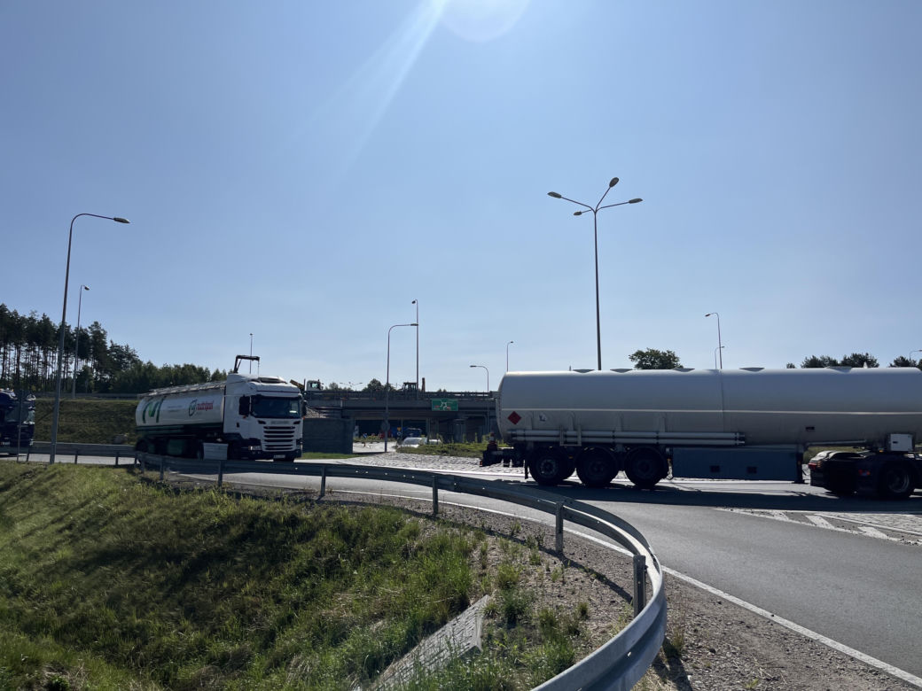 Objazd i ograniczenie prędkości. Ruszyły utrudnienia na S51 w Stawigudzie