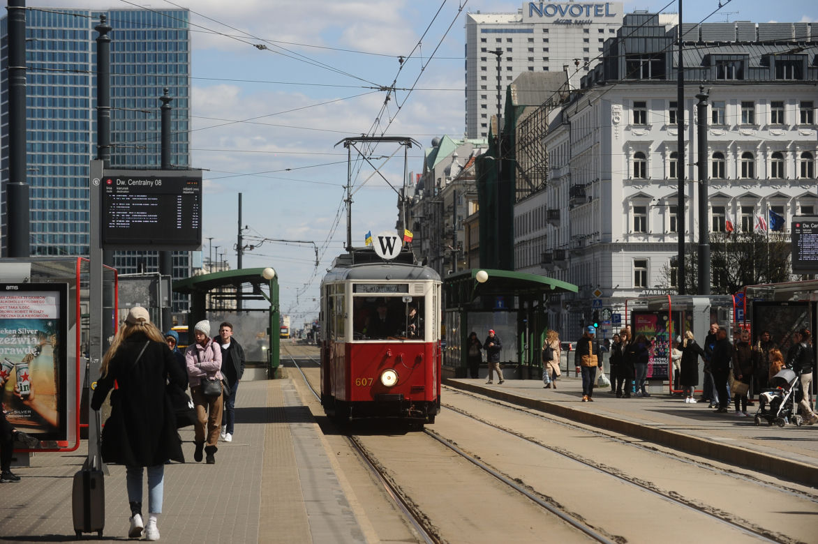 Parówki opanowały Warszawę. Zabytkowe tramwaje zrobiły wielką radochę pasażerom