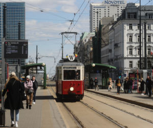 Parówki opanowały Warszawę. Zabytkowe tramwaje zrobiły wielką radochę pasażerom