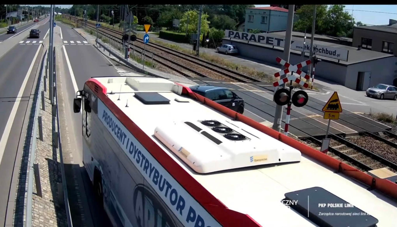 Auto wjechało pod pociąg