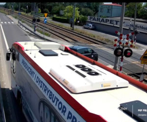 Auto wjechało pod pociąg