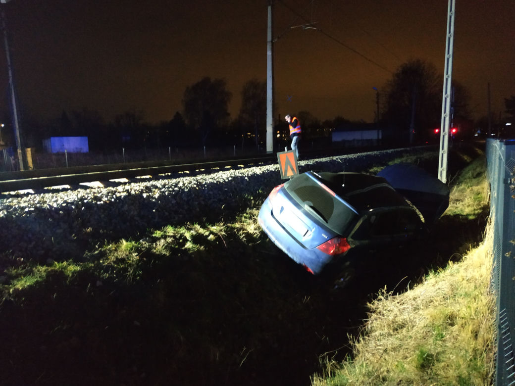 Pociąg zmiótł samochód z przejazdu kolejowego. Malutkie dziecko w szpitalu