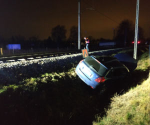 Pociąg zmiótł samochód z przejazdu kolejowego. Malutkie dziecko w szpitalu