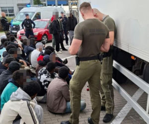 Nielegalni migranci w chłodni