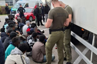 Nielegalni migranci w chłodni