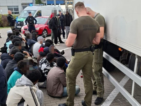 Nielegalni migranci w chłodni