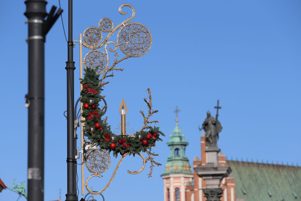 Warszawa rozwiesza świąteczną iluminację