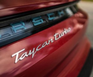 Wojciech Modest Amaro jeździ nowym Porsche Taycan