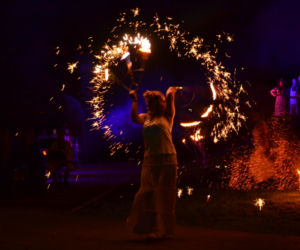 Pokaz fireshow w wykonaniu tancerzy i tancerek Teatru Ognia „Mantra” z Makowa Mazowieckiego