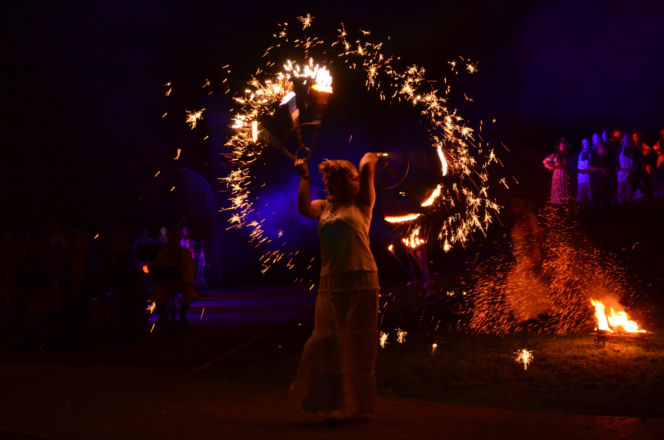Pokaz fireshow w wykonaniu tancerzy i tancerek Teatru Ognia „Mantra” z Makowa Mazowieckiego