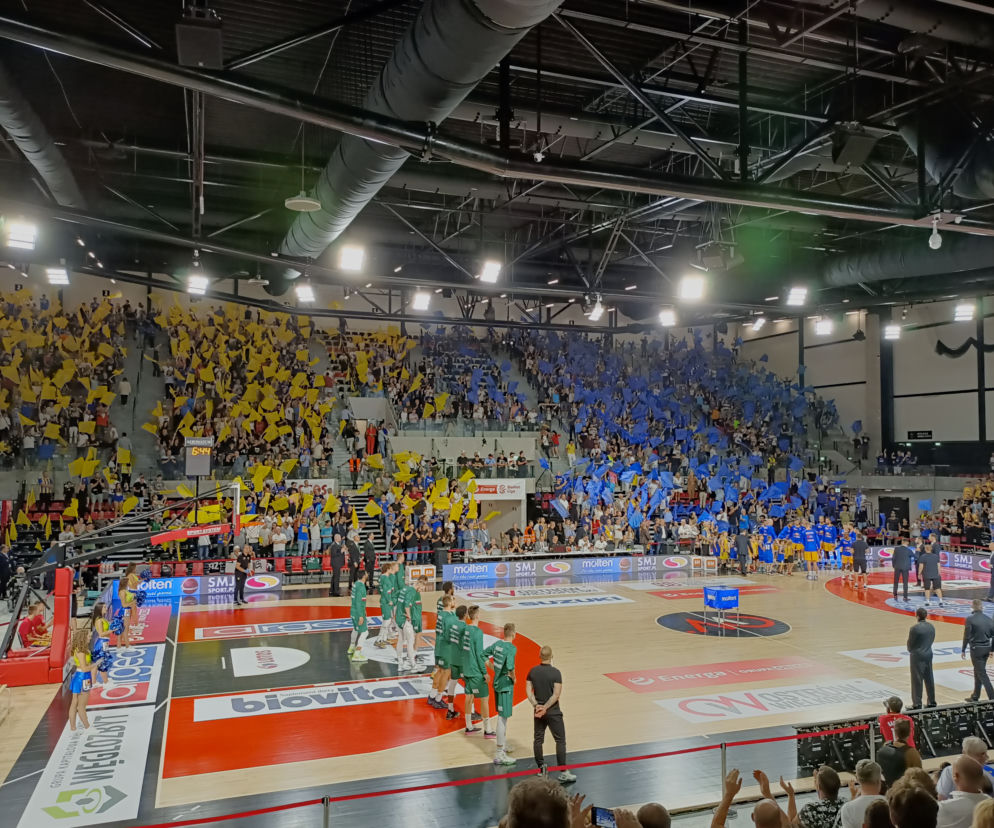 Stal wygrywa w Hali Arena