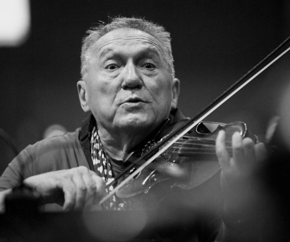 Portret Michała Urbaniaka, wybitnego muzyka jazzowego, grającego na skrzypcach. Mężczyzna patrzy wprost, a jego twarz wyraża skupienie. To czarno-białe zdjęcie ilustruje artykuł o jego życiu i chorobie kardiologicznej na portalu Poradnik Zdrowie.