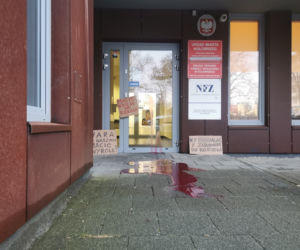 Plama krwi i hasła na tablicach. Protest pod niewłaściwymi drzwiami