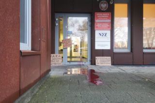 Kołobrzeg: Plama krwi i hasła na tablicach. Protest pod niewłaściwymi drzwiami [ZDJĘCIA]