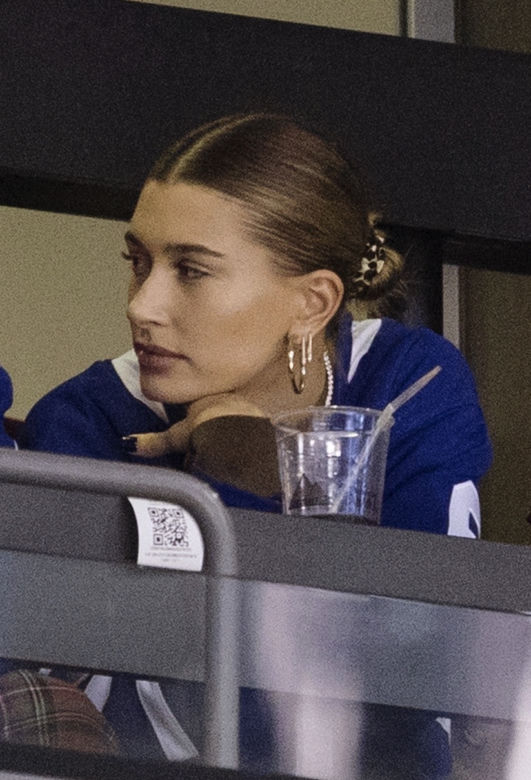 Justin Bieber i Hailey Bieber na meczu hokeja