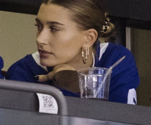 Justin Bieber i Hailey Bieber na meczu hokeja