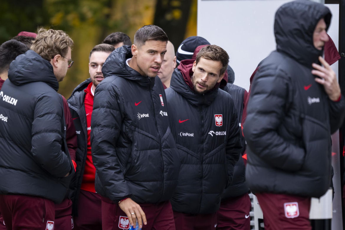 Reprezentacja zmokła na spacerze. Lewandowski się krył przed deszczem