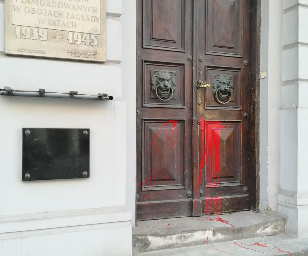 Siedziba ORA w Warszawie oblana farbą