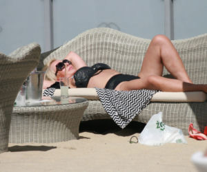 Joanna Racewicz  całuje się na plaży