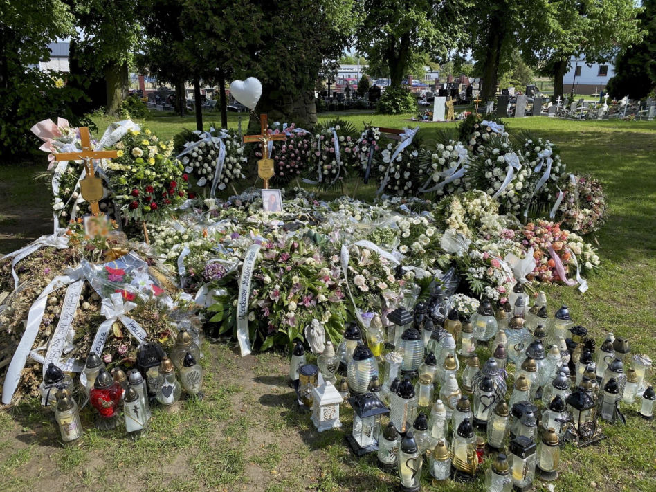 Grób Nikoli Węgłowskiej utonął w kwiatach