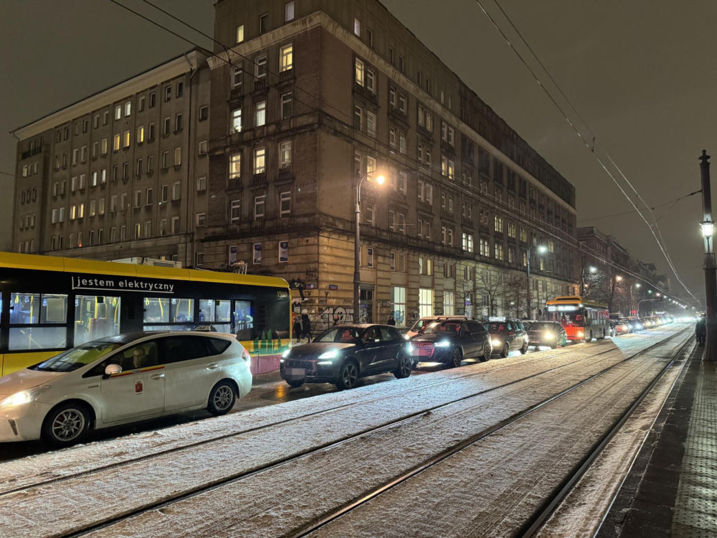 Totalny paraliż Warszawy. Gigantyczne opóźnienia autobusów i tramwajów, kierowcy w korkach