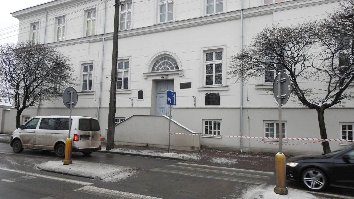 Ewakuacja szkoły w Radzyminie, uczeń przyniósł niewybuch na lekcje