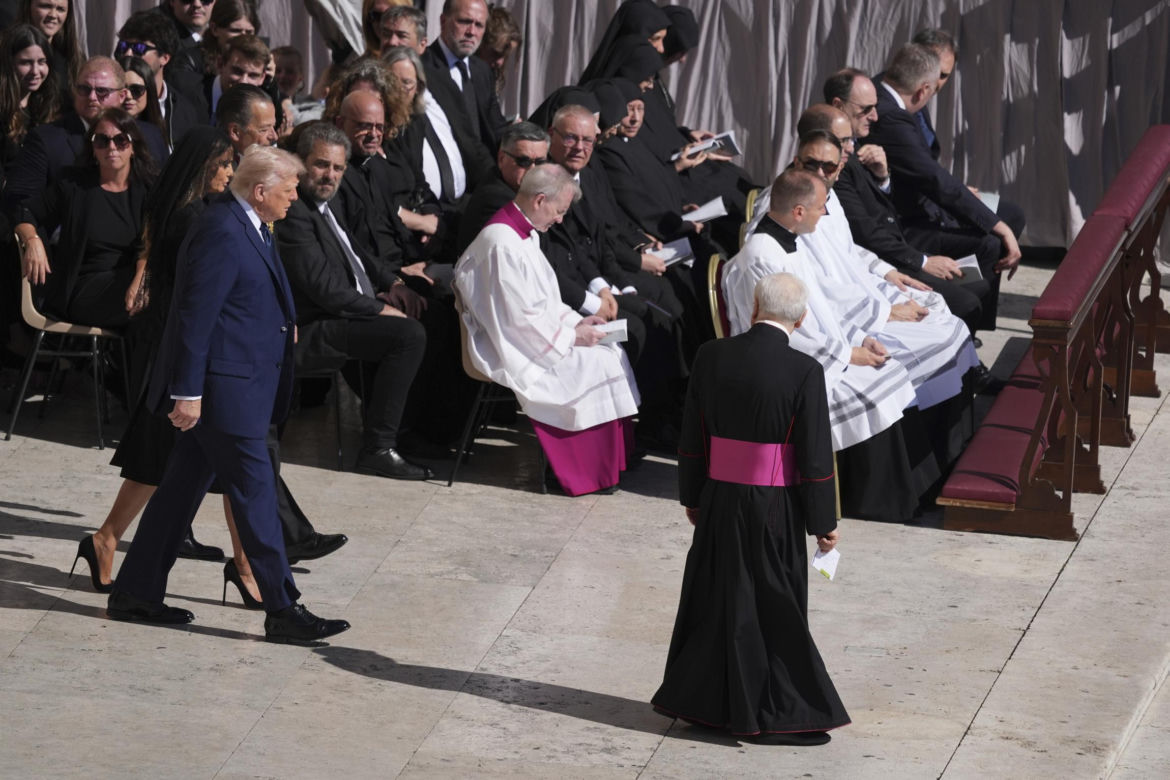 Trump i Zełenski złamali zasady na pogrzebie Franciszka