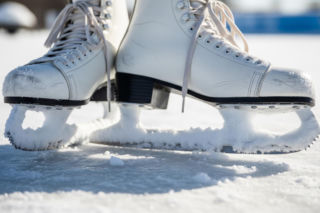 Lodowy tor przeszkód z elementami hokeja, jazdy na łyżwach i biegu z przeszkodami