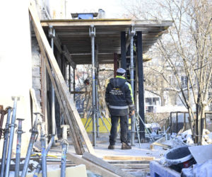 Kaczyńskiego nie ma w domu, a sąsiedzi rozwalają ściany