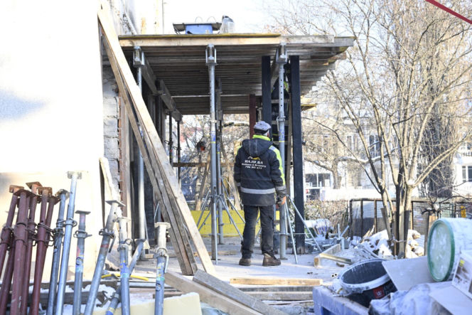 Kaczyńskiego nie ma w domu, a sąsiedzi rozwalają ściany