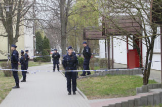 Przerażająca relacja sąsiadów, W mieszkaniu w Wołominie znaleziono ciała dwóch osób, ranny 19-latek w szpitalu