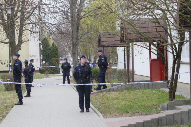 Przerażająca relacja sąsiadów, W mieszkaniu w Wołominie znaleziono ciała dwóch osób, ranny 19-latek w szpitalu