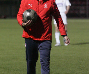 Donald Tusk gra w piłkę