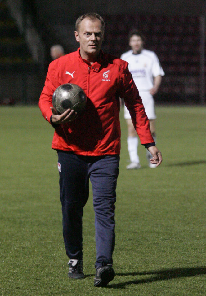 Donald Tusk gra w piłkę