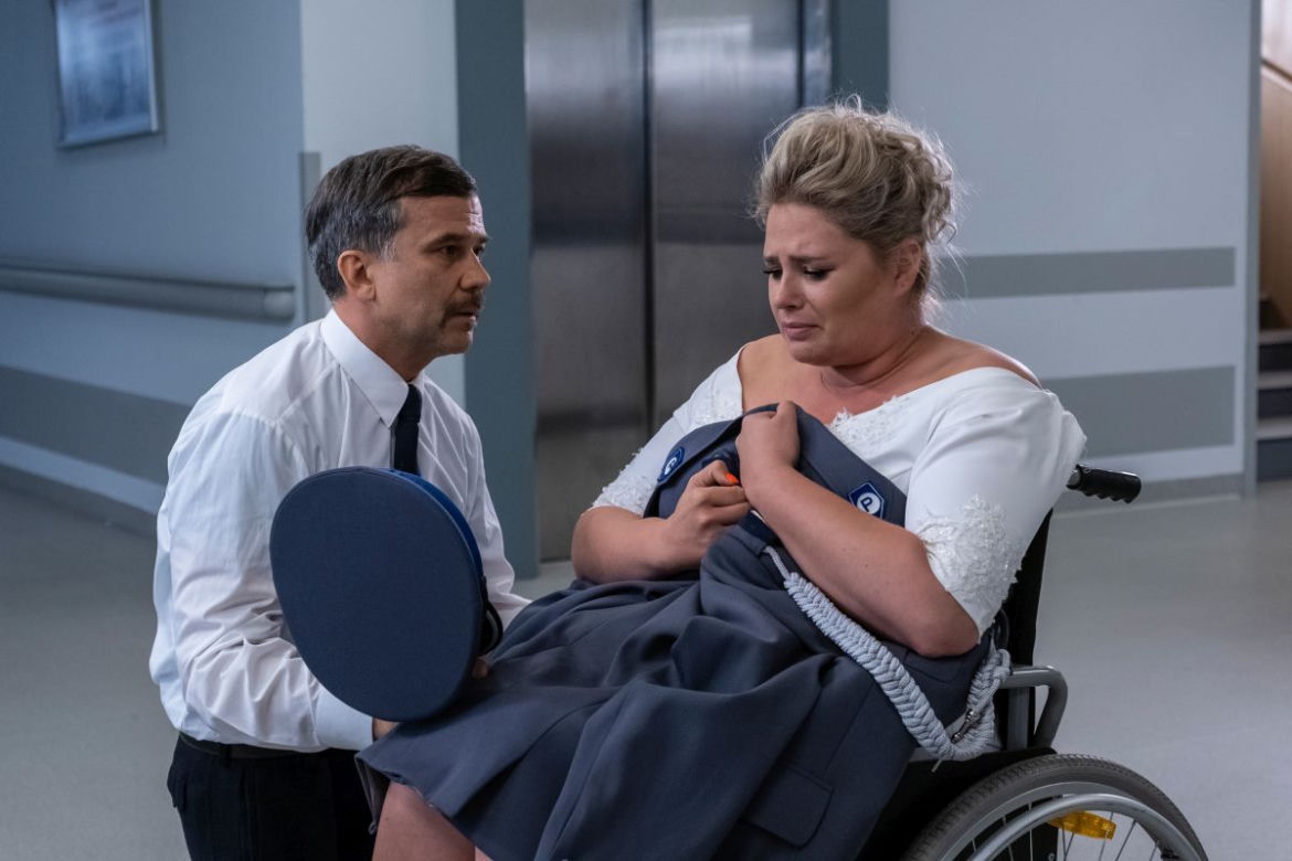 W rytmie serca 5 sezon odc. 53. Ewa (Elżbieta Romanowska), Szarek (Dariusz Toczek)