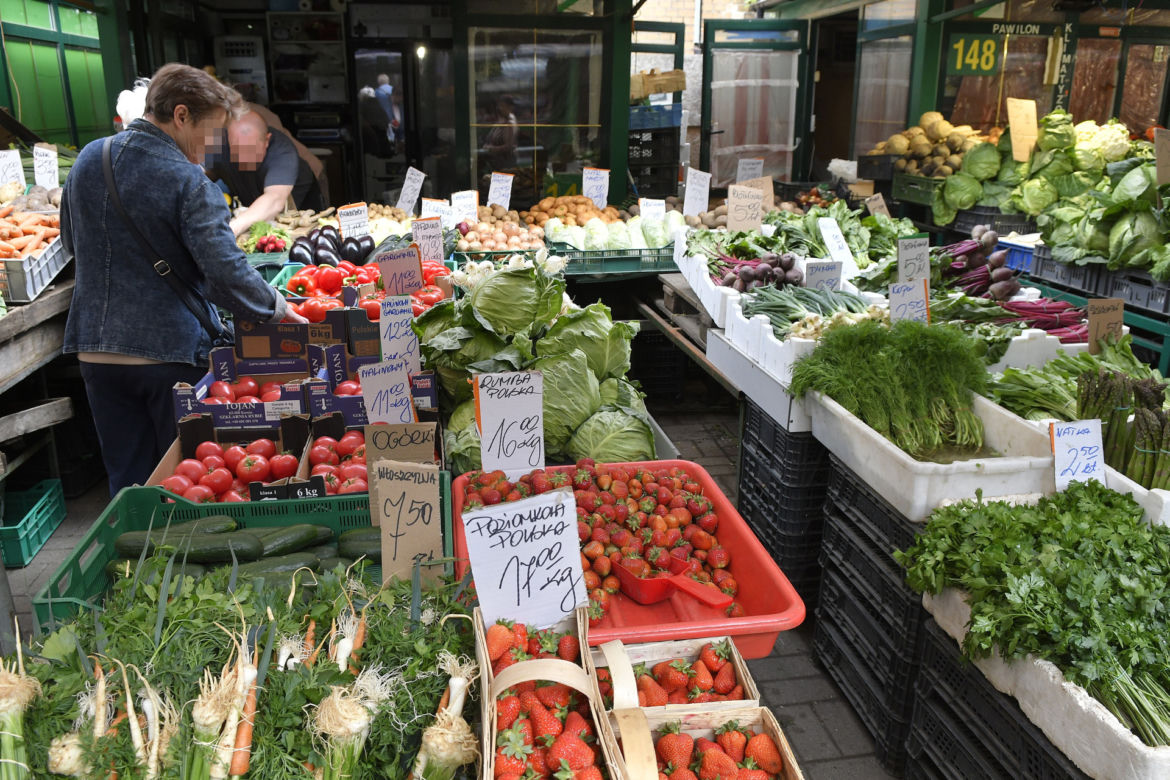 Ceny warzyw i owoców zwalają z nóg! Drożyzna na warszawskich bazarach 