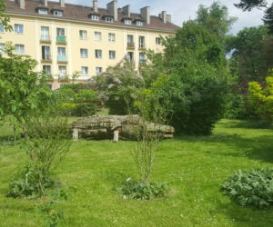 Półki bookcrossingowe w Ogrodzie Botanicznym UKW