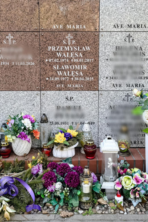 Rok temu zmarł syn Lecha Wałęsy - tak wygląda jego grób