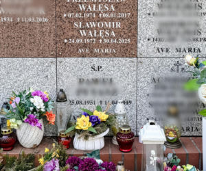 Rok temu zmarł syn Lecha Wałęsy - tak wygląda jego grób