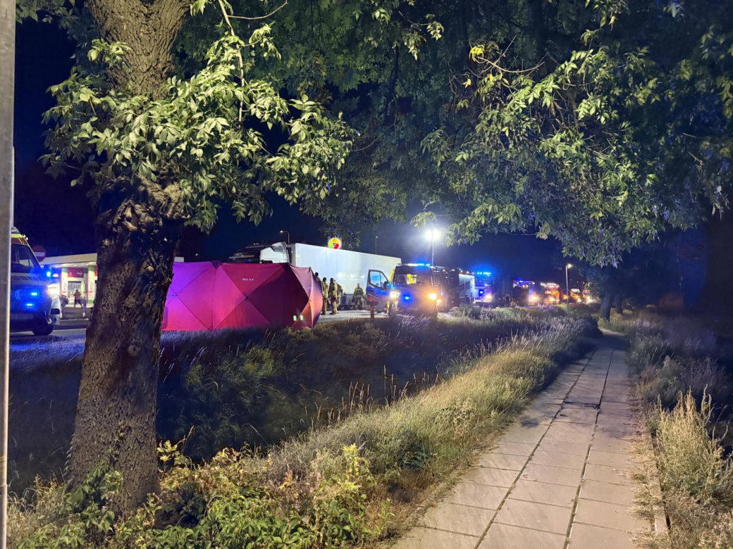 Błonie. Wjechali hulajnogą elektryczną prosto pod tira. Nie mieli szans, zaginęli na miejscu
