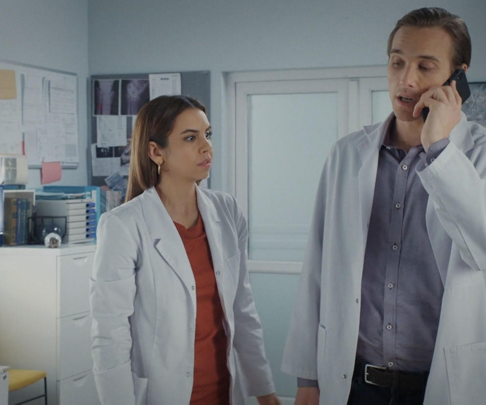 Lekarka Aneta (Ilona Janyst) z zaniepokojeniem patrzy na dzwoniącego Mikołaja Krawczyka w roli Aleksandra Sowińskiego, nowego szefa kliniki, który zaprowadzi własne porządki. To kadr z serialu M jak miłość odcinek 1919. Więcej o nowym szefie kliniki przeczytasz na Super Seriale.