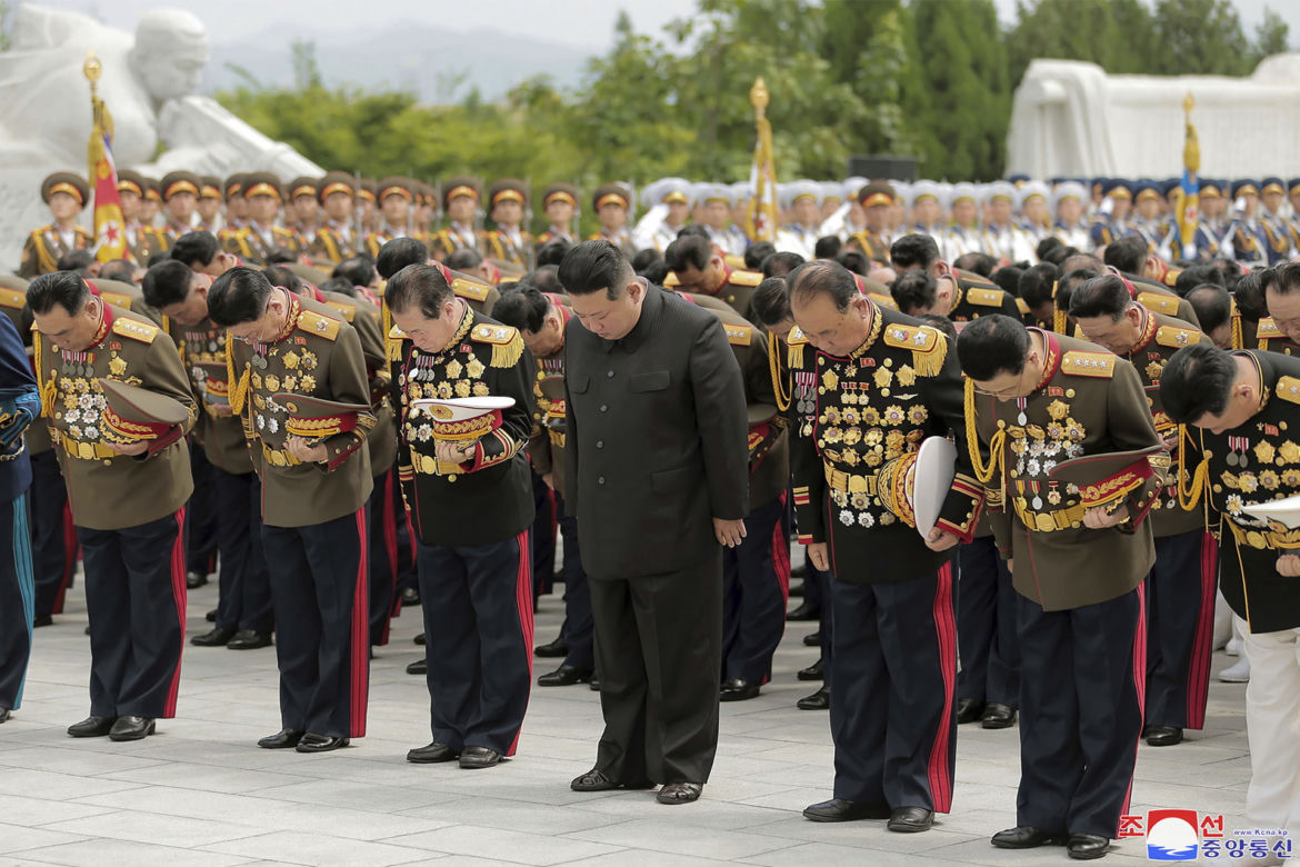  Kim Dzong Un zmienia stylówkę! Drwinom nie ma końca. "Jak influenserka na wakacjach"