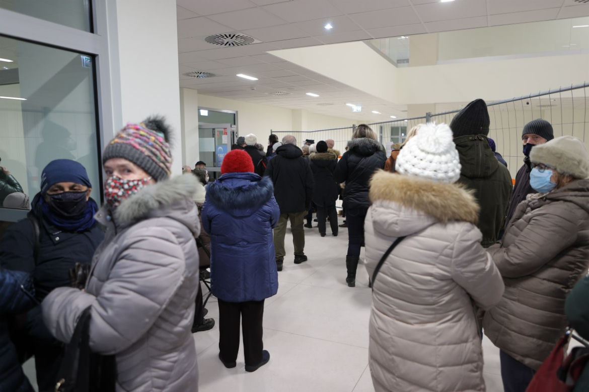 Gigantyczna kolejka do szczepień w szpitalu Południowym