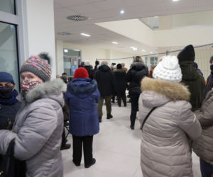 Gigantyczna kolejka do szczepień w szpitalu Południowym