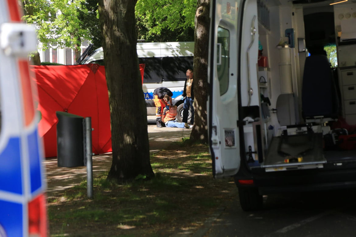 Świnoujście.  Dramat przed prokuraturą. Nie żyje kobieta ugodzona nożem. Napastnik podciął sobie nadgarstki 