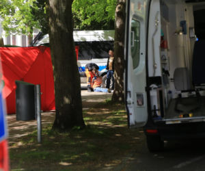 Świnoujście.  Dramat przed prokuraturą. Nie żyje kobieta ugodzona nożem. Napastnik podciął sobie nadgarstki 