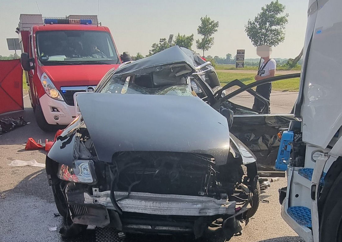 Śmiertelny wypadek pod Płockiem! Jedna kobieta zginęła, a druga została ciężko ranna w zderzeniu audi z tirem [ZDJĘCIA]