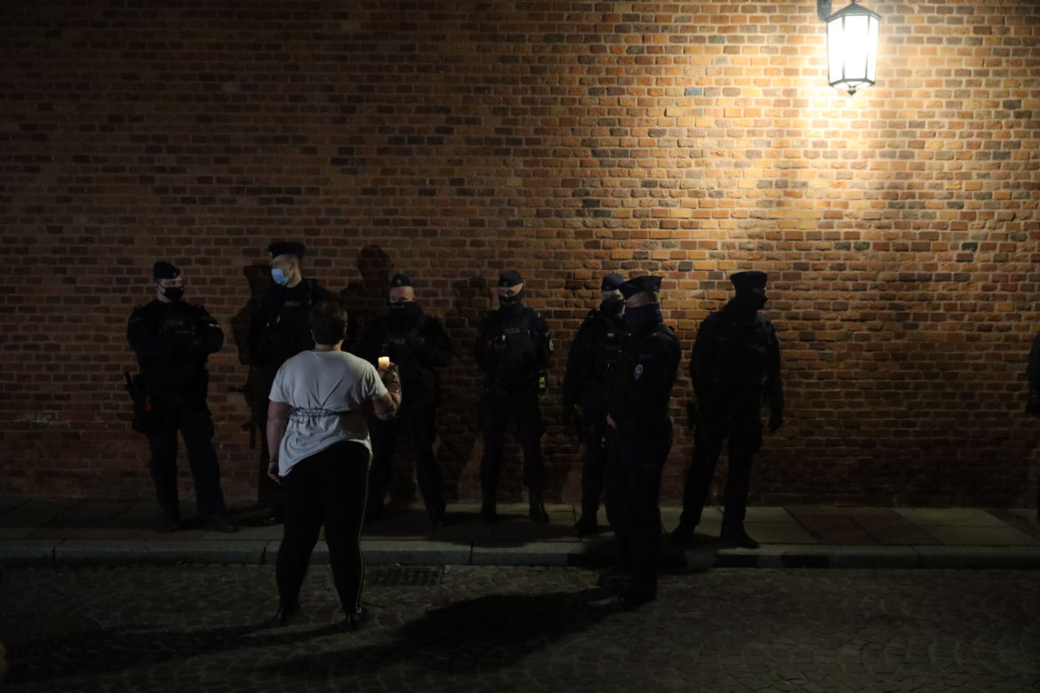 Protesty i aresztowania przed Wawelem podczas wizyty Jarosława Kaczyńskiego