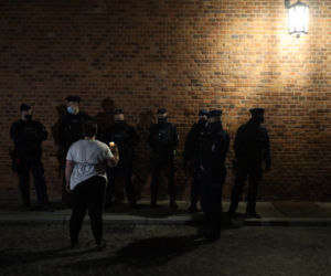 Protesty i aresztowania przed Wawelem podczas wizyty Jarosława Kaczyńskiego